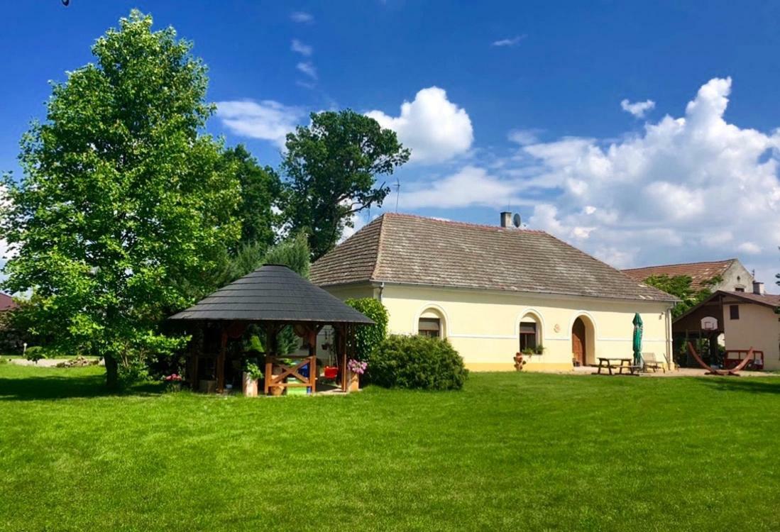 Apartmanove Ubytovanie Pod Dubom Polny Kesov Exterior foto
